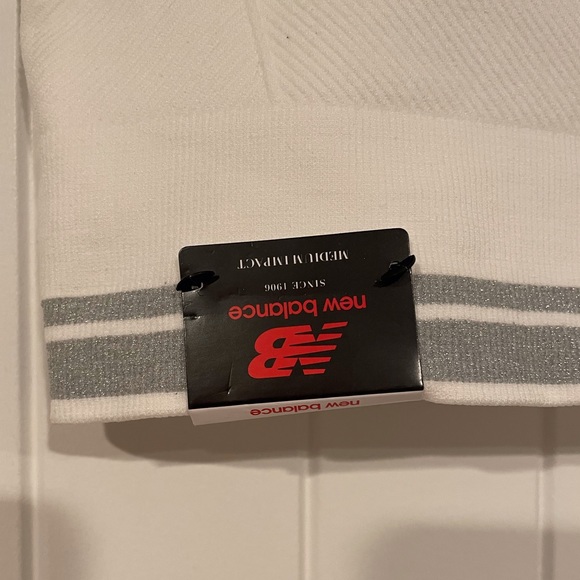 NWT New Balance White Medium Impact Sports bra Size: S - Picture 2 of 5